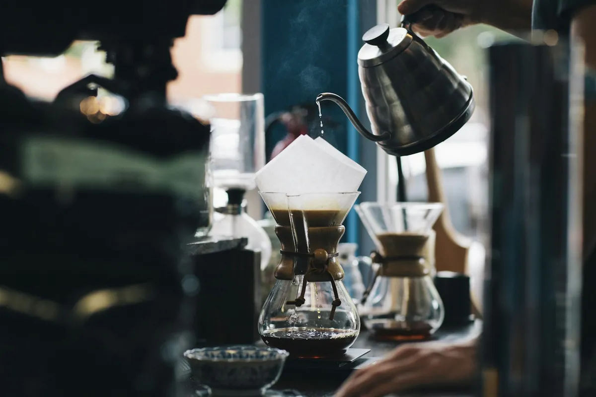 Taza de café y luz sobre la mesa